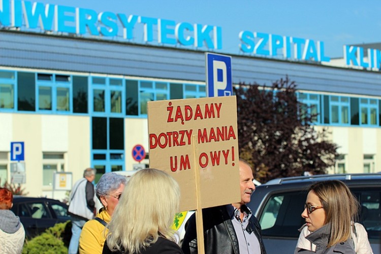 Protest przed USK przy Borowskiej przeciw likwidacji szpitala w Strzelinie, Jakub Jurek