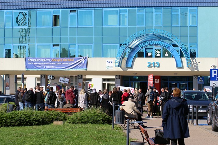 Protest przed USK przy Borowskiej przeciw likwidacji szpitala w Strzelinie, Jakub Jurek