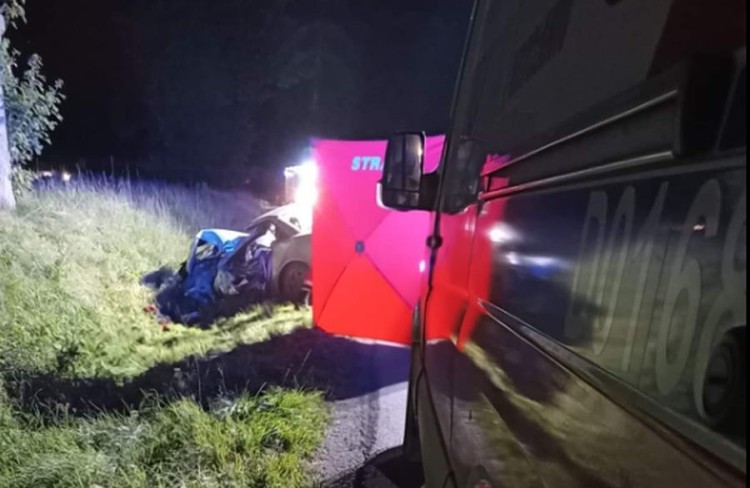 Śmiertelny wypadek pod Wrocławiem. Auto zderzyło się z traktorem, OSP Gniechowice