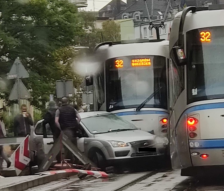 Wrocław: Taksówka zderzyła się z tramwajem i wpadła do wykopu, M.KB