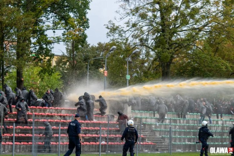 Wielka zadyma na meczu. Policja na boisku, w ruch poszły armatki wodne i gaz, Olawa24.pl