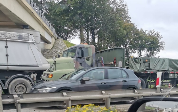 Wypadek ciężarówek wojskowych na A4 pod Wrocławiem, Czytelnik