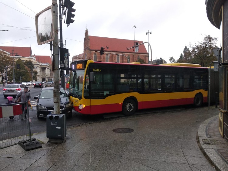 Wypadki z udziałem MPK: zderzenia z tramwajem i autobusem, Czytelnik