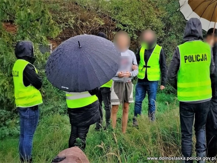 Zabójcy złapani po trzech latach. Szczątki zaginionego znalazł spacerowicz, Policja Dolnośląska