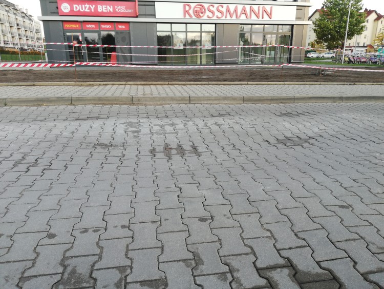 Wrocław: Nowe centrum handlowo-usługowe, a przy nim zniszczona ulica. Na naprawę poczekamy, mgo