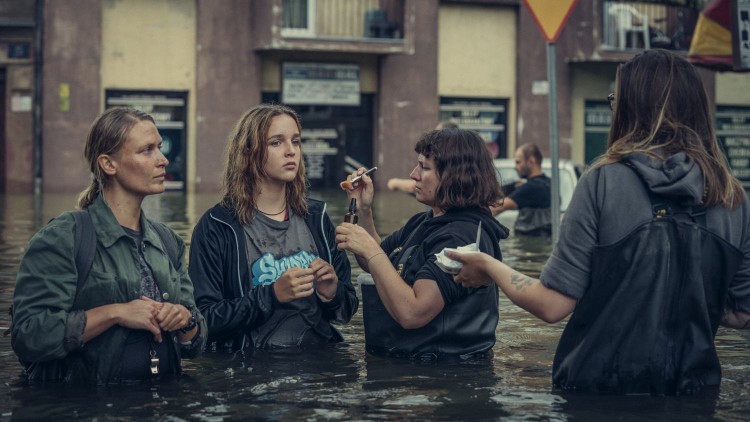 Tak wygląda Wrocław w serialu Wielka Woda. Jak pokazano powódź z 1997 roku? [KADRY Z FILMU], Materiały Netflix - serial Wielka Woda