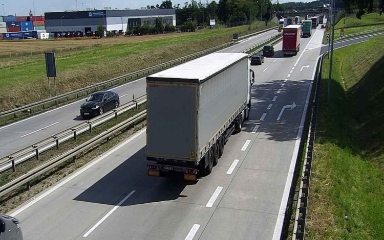 Autostrada A4: Pięć ciężarówek zderzyło się przed Wrocławiem, traxelektronik
