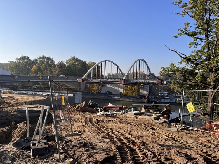 Wrocław: Nowy most Chrobrego wjeżdża nad rzekę [ZDJĘCIA], Jakub Jurek