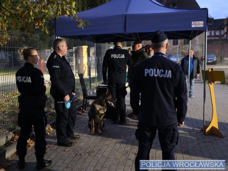 Wrocław: Rezerwiści wezwani na ćwiczenia. Uczyli się strzelać, Dolnośląska Policja