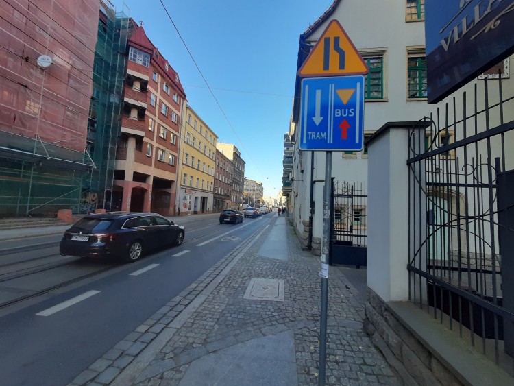 Wrocław wymyśla własne znaki drogowe. Wojewoda: to niebezpieczne!, k