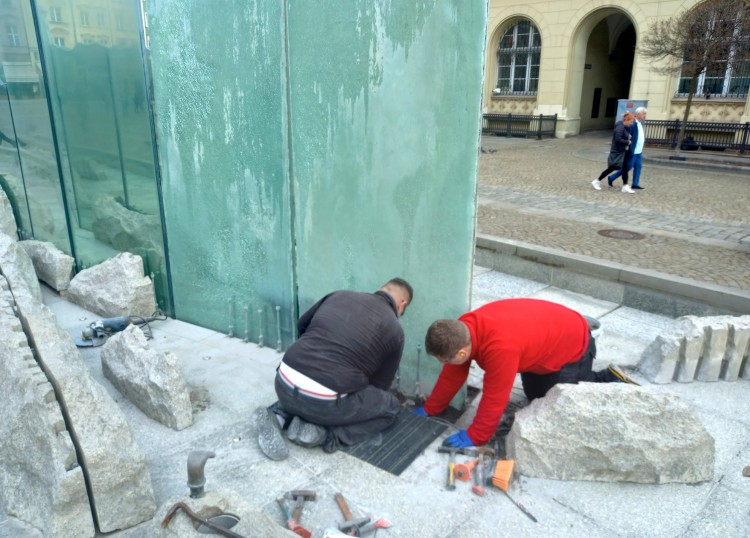 Wrocław: Ruszył remont fontanny Zdrój na Rynku. Popękane szyby zostaną wymienione, ZDiUM