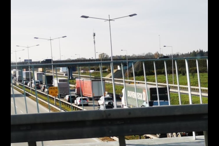 Wrocław: Rośnie korek na AOW przy zjeździe na autostradę A4, Czytelnik