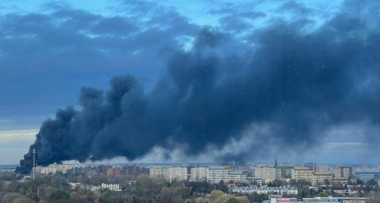 Wrocław: Pożar na Gądowie. Strażacy pracowali do nocy [ZDJĘCIA, FILMY], tf