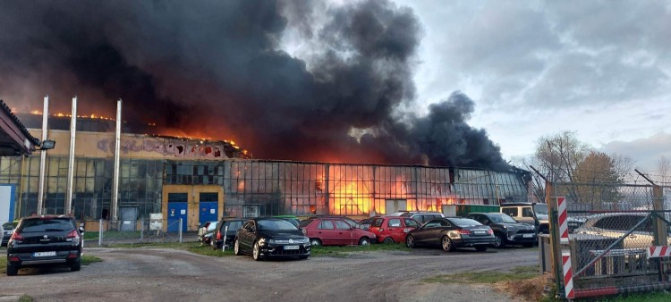 Wrocław: Pożar na Gądowie. Strażacy pracowali do nocy [ZDJĘCIA, FILMY], OSP KSRG Gniechowice
