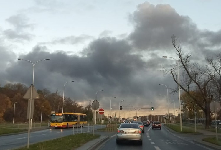 Wrocław: Pożar na Gądowie. Strażacy pracowali do nocy [ZDJĘCIA, FILMY], Czytelnik