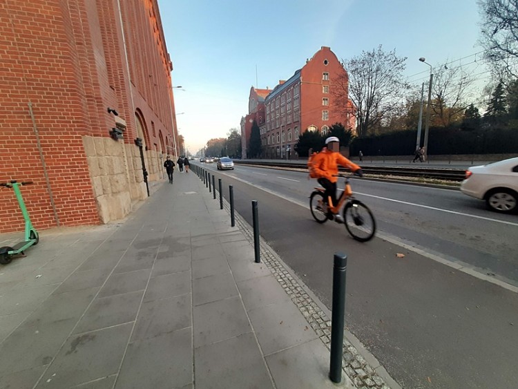 Wrocław: droga rowerowa pozostanie zamknięta. Pas asfaltu dla nikogo, k
