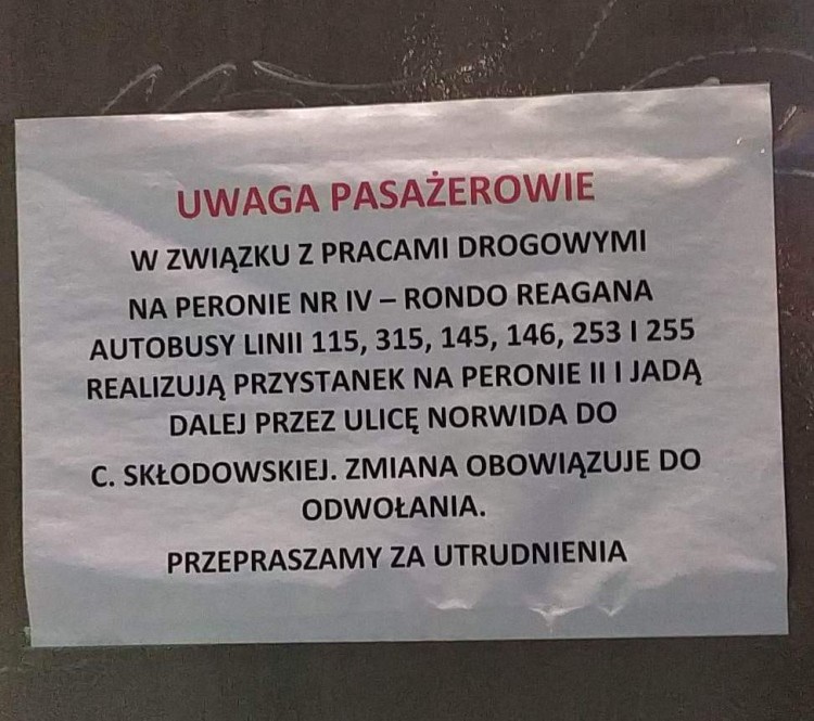 Wrocław: Autobusy odjeżdżają z innego peronu. Informacja dla pasażerów na kartce, Monika Czaja