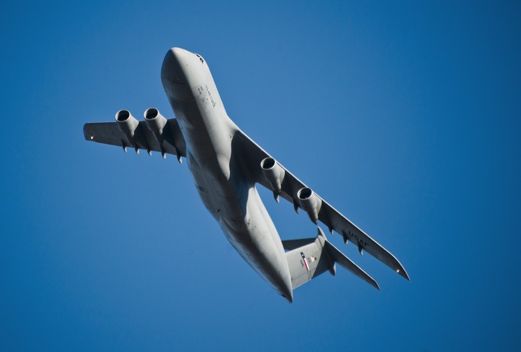 Największy wojskowy samolot transportowy USA wylądował we Wrocławiu, U.S. Air Force photo by Samuel King Jr./Released