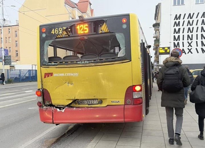 Kłopoty pasażerów MPK Wrocław: Wypadek tramwaju i autobusu miejskiego [ZDJĘCIA], Pasażerka tramwaju