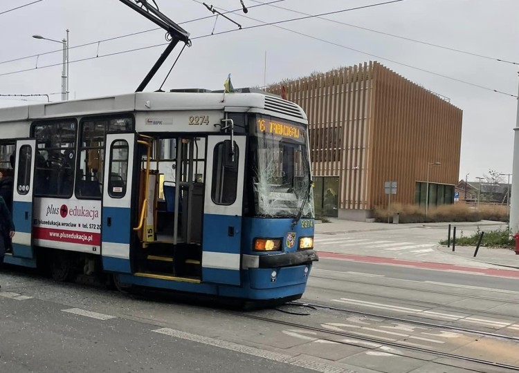 Kłopoty pasażerów MPK Wrocław: Wypadek tramwaju i autobusu miejskiego [ZDJĘCIA], Pasażerka tramwaju