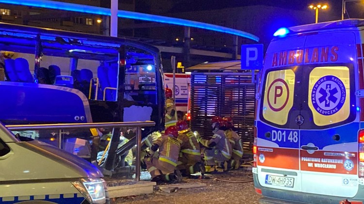 Wrocław: Katastrofa na placu Grunwaldzkim. Autobus wbił się w przejście podziemne, m