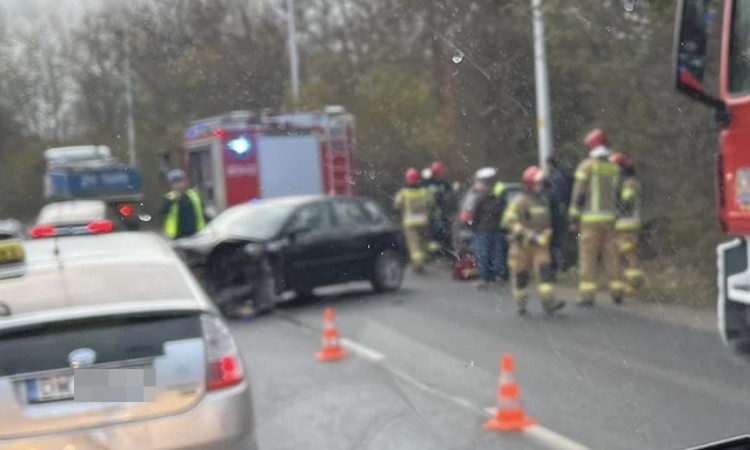 Wrocław: Czołowe zderzenie dwóch osobówek, Pomoc drogowa AUTO-HARD