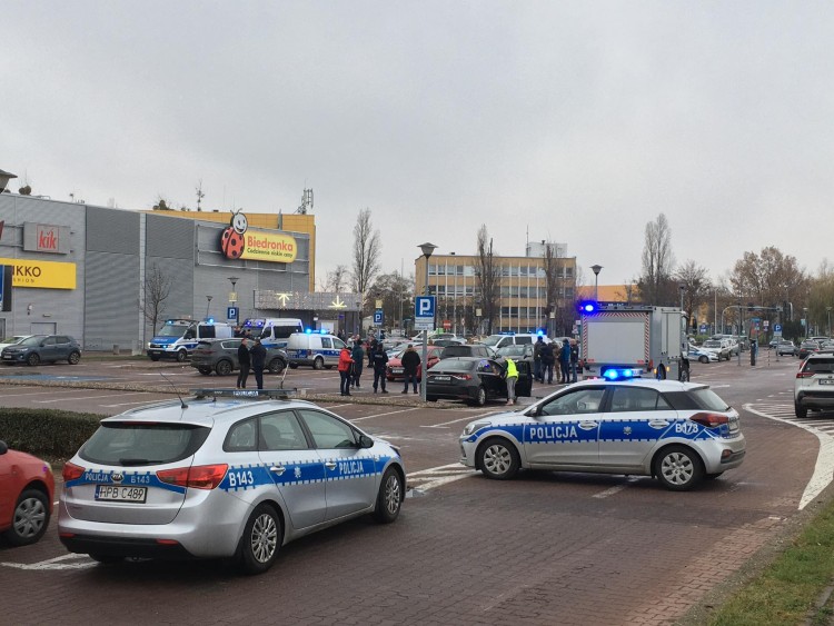 Wrocław: Eksplozja w ukraińskim aucie na parkingu Marino. Ranna kobieta [ZDJĘCIA], ip