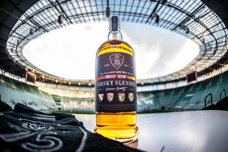 Sport i alkohol? WKS Śląsk wypuścił własną whisky i przekonuje, że nie zachęca do picia alkoholu, fb/DMS Barrels