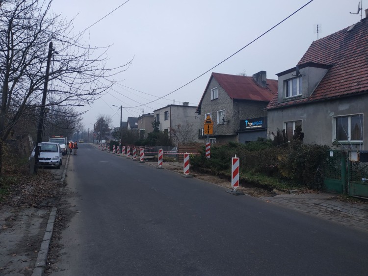 Wrocław: Remont chodnika na Swojczycach. Piesi musieli chodzić po jezdni, is
