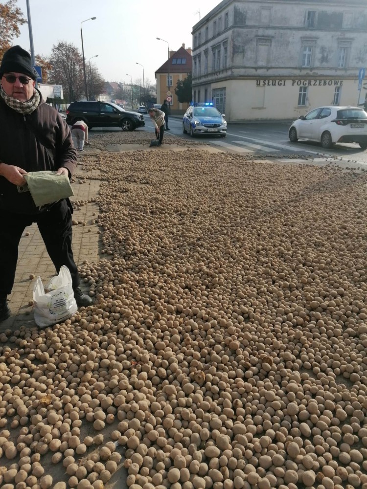 Ludzie rzucili się na ziemniaki. Na trasę Wrocław - Opole wysypała się ich cała przyczepa [WIDEO], Łukasz Beru