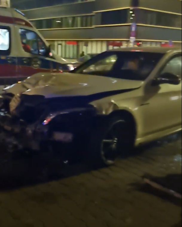 Wrocław: Wypadek na placu Jana Pawła II. Samochód wjechał w ludzi, jedna osoba w szpitalu, bg