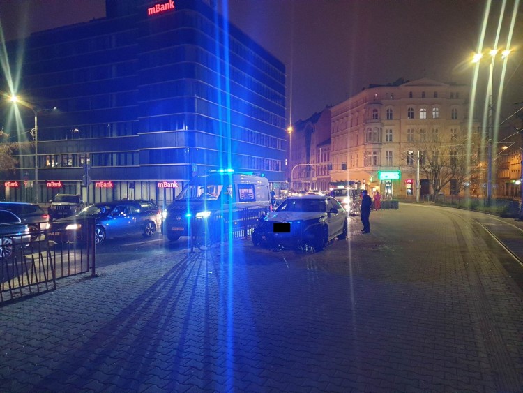 Wrocław: Wypadek na placu Jana Pawła II. Samochód wjechał w ludzi, jedna osoba w szpitalu, es