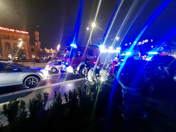 Wrocław: wypadek w centrum. Zmarł kierowca taksówki [ZDJĘCIA], k