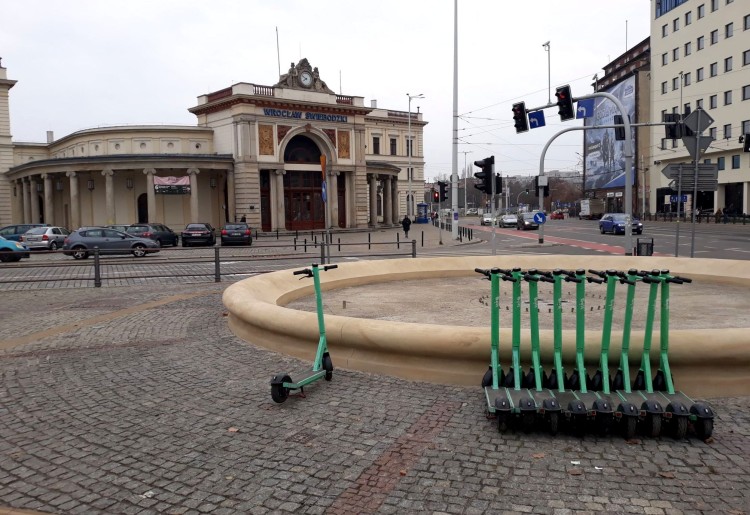 Wrocławska fontanna po remoncie zyskała nowy kolor, ZDiUM