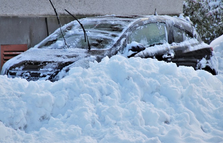 Nawet 3000 zł za jazdę ze śniegiem na dachu auta. Ogromne podwyżki zimowych mandatów, Pixabay