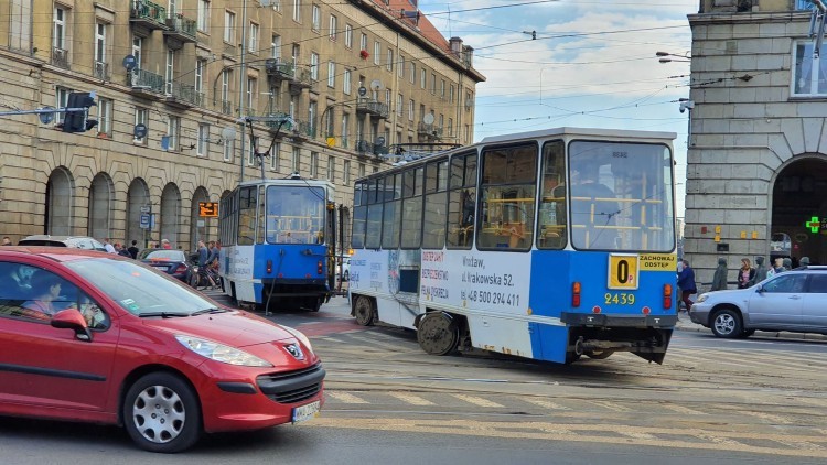 Wrocław: Kup kalendarz z wykolejonymi tramwajami i wspomóż czworonogi, Piotr Górny