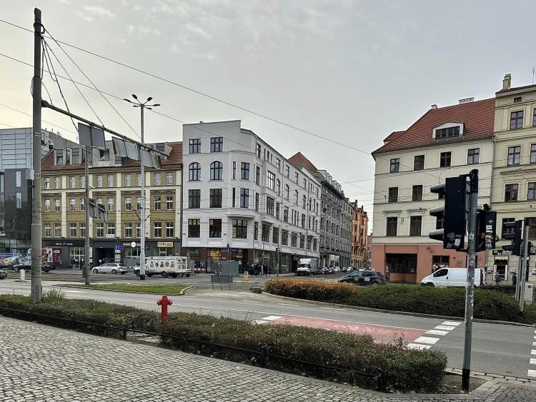 Wrocław: Zabytkowa kamienica w centrum zmieniła kolor po remoncie [ZDJĘCIA], Wrocław - inwestycje budowlane