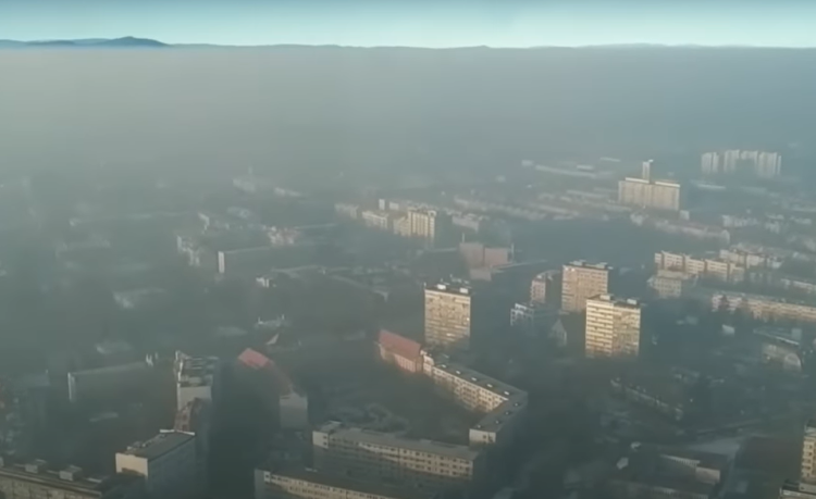 Smog we Wrocławiu - tym dzisiaj oddychamy. Lepiej nie otwierać okien, kadr z filmu Marcina Mnicha