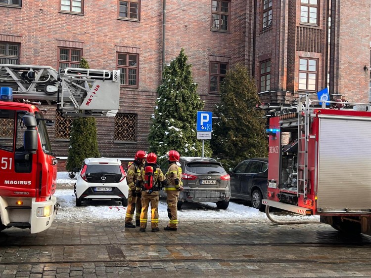 Wrocław: Pożar w komendzie wojewódzkiej policji. Pracownicy ewakuowani [ZDJĘCIA], Jakub Jurek