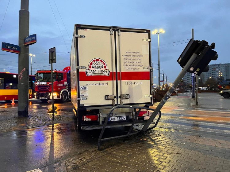 Wypadek busa i wozu strażackiego we Wrocławiu. Trzy osoby ranne, Jakub Jurek