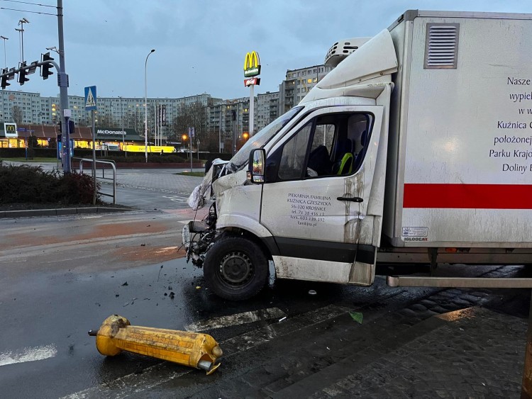 Wypadek busa i wozu strażackiego we Wrocławiu. Trzy osoby ranne, Jakub Jurek