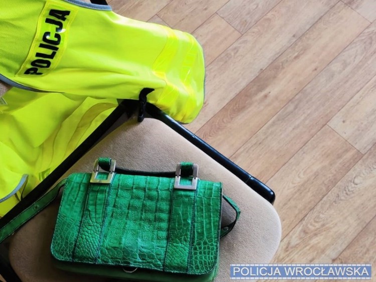 Wrocław: Oferowała sprzedaż torebki z aligatora. Do jej drzwi zapukali policjanci, mat. KMP Wrocław