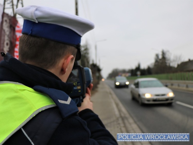Wrocławianie wciąż jeżdżą za szybko. Prawie 120 kierowców zatrzymanych w jeden dzień, KMP Wrocław