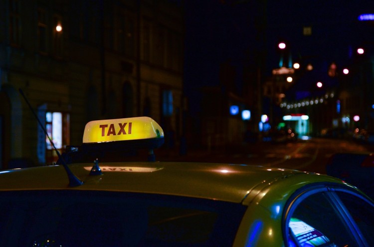 Po Wrocławiu jeździł taksówkarz-diler narkotyków. W aucie pełno marihuany, Pixabay