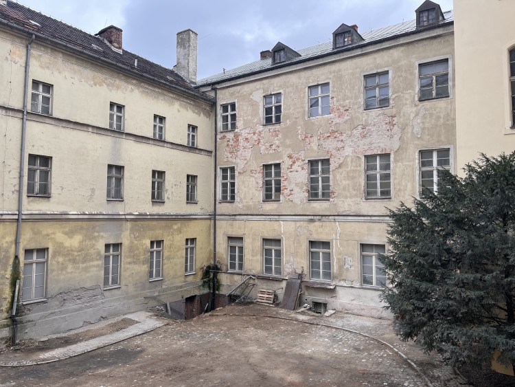 Remont jednego z najstarszych budynków we Wrocławiu trwa już 10 lat. Jest nowy termin, Jakub Jurek