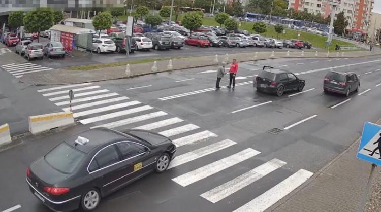 Wrocław: Kierowca furiat przejechał po stopie starszego człowieka, bo ten go zdenerwował [FILM], 