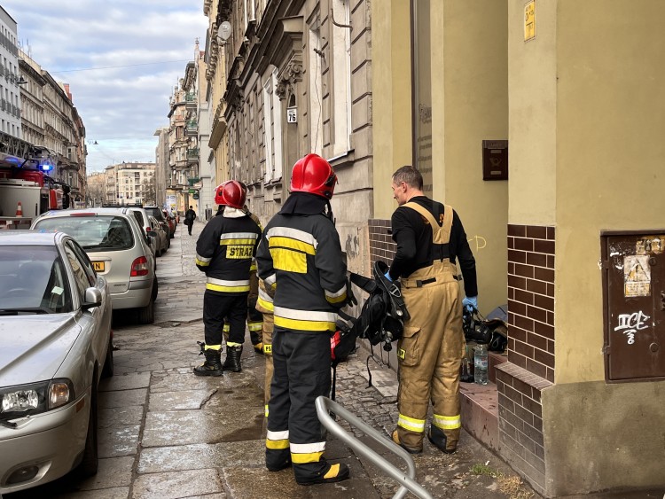 Wrocław: Pożar w kamienicy przy Komuny Paryskiej [ZDJĘCIA], Jakub Jurek