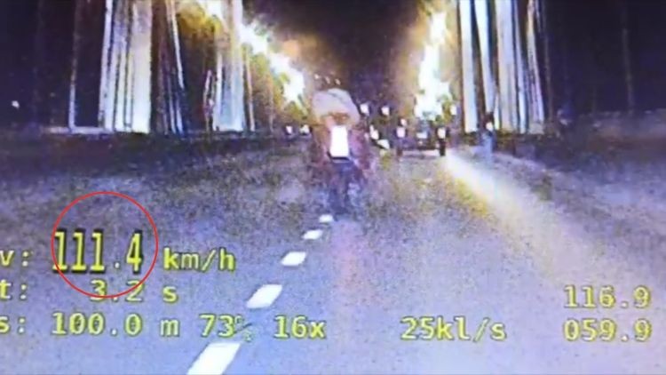 Wrocław: Rozpędzony motocyklista przyłapany przez policjantów na moście Milenijnym, KMP Wrocław
