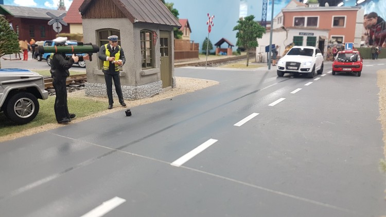 Policjant z granatnikiem - wybuchowe połączenie na makiecie w Kolejkowie, Kolejkowo