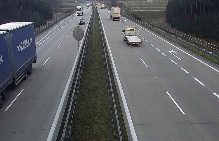 Wrocław: Pijany kierowca busa uderzył w tira na autostradzie A4. Długi korek, traxelektronik